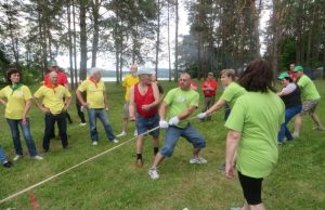 Bendraminčių Rokiškio rajono savivaldybės J.Keliuočio viešosios bibliotekos darbuotojai VII-ąjame Šiaurės rytų Lietuvos regiono bibliotekininkų kultūros ir sporto sąskridyje vykusiame birželio 13-14 d. Zaraso ežero Didžiojoje saloje. D.Vilkickienės nuotr.