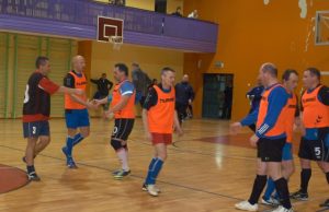 Rokiškio senjorams namų sienos atnešė sėkmę Rokiškėnai (oranžinė apranga) paskutinėmis sekundėmis palaužė Visagino futbolininkus. L. Dūdaitės nuotr.