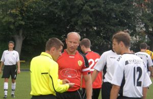 Rungtynių burtus traukė rokiškėnų komandos kapitonas Gedvidas Sirvydis (tamsesne apranga). L.Dūdaitės nuotr.