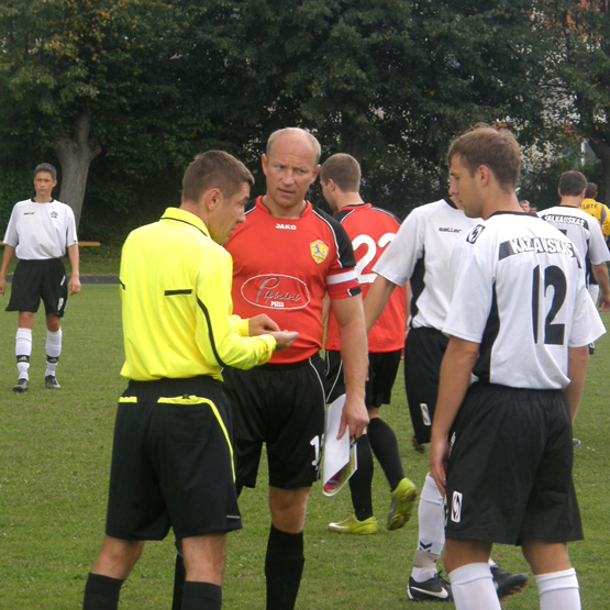 Rungtynių burtus traukė rokiškėnų komandos kapitonas Gedvidas Sirvydis (tamsesne apranga). L.Dūdaitės nuotr.