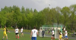 J.Tumo-Vaižganto vidurinės mokyklos komanda (balta apranga) minimalia persvara įveikė „Romuvos“ futbolininkus. L.Dūdaitės nuotr.