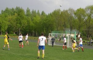 J.Tumo-Vaižganto vidurinės mokyklos komanda (balta apranga) minimalia persvara įveikė „Romuvos“ futbolininkus. L.Dūdaitės nuotr.