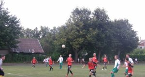 Rokiškėnai (tamsia apranga) sėkmingai atrėmė „Sanžilės“ atakas. L.Dūdaitės nuotr.