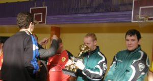 „Nepriklausomybės taurė“ – „Mėgėjų“ komandos žaidėjų rankose. L.Dūdaitės nuotr.