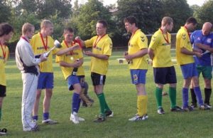 Ant bangos: futbolo turnyre gausėja komandų, daugėja žiūrovų Šampanas iš nugalėtojų taurės: taip “Ledo ritulio klubo” komanda šventė pergalę 7x7 futbolo turnyre. L.Dūdaitės nuotr.