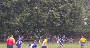 „Pipirini“ futbolininkai (geltona apranga) pirmenybių lyderiams „Evikono“ žaidėjams nusileisti neketino: komandos pasidalino po tašką. L.Dūdaitės nuotr.