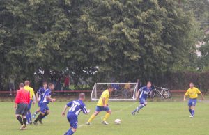 Rokiškėnai atėmė taškus iš lyderių „Pipirini“ futbolininkai (geltona apranga) pirmenybių lyderiams „Evikono“ žaidėjams nusileisti neketino: komandos pasidalino po tašką. L.Dūdaitės nuotr.