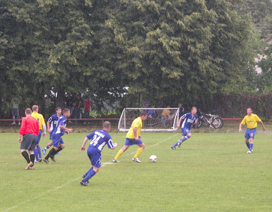 „Pipirini“ futbolininkai (geltona apranga) pirmenybių lyderiams „Evikono“ žaidėjams nusileisti neketino: komandos pasidalino po tašką. L.Dūdaitės nuotr. „Pipirini“ futbolininkai (geltona apranga) pirmenybių lyderiams „Evikono“ žaidėjams nusileisti neketino: komandos pasidalino po tašką. L.Dūdaitės nuotr.