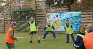 Pirmąsias festivalio rungtynes žaidė Kavoliškio darželio-mokyklos (tamsesni marškinėliai) ir Panemunėlio pagrindinės mokyklos komandos. L.Dūdaitės nuotr.