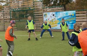 Mažiausiųjų futbolo turnyre – keturios komandos Pirmąsias festivalio rungtynes žaidė Kavoliškio darželio-mokyklos (tamsesni marškinėliai) ir Panemunėlio pagrindinės mokyklos komandos. L.Dūdaitės nuotr.