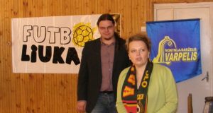 Projekto koordinatorius Vaidotas Rastenis "Varpelio" direktorei Sigitai Baranovskienei įteikė firminį Futbolo federacijos šaliką.
