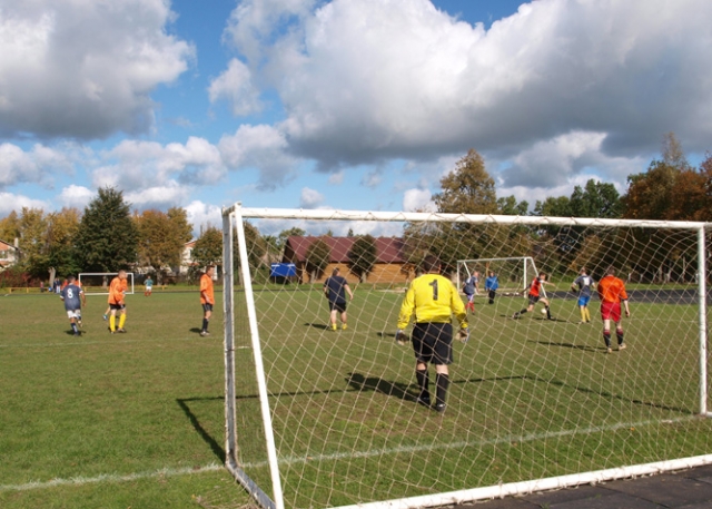 Rokiškio futbolininkai aistruoliams dovanojo gražių akimirkų. L.Dūdaitės nuotr. Rokiškio futbolininkai aistruoliams dovanojo gražių akimirkų. L.Dūdaitės nuotr.