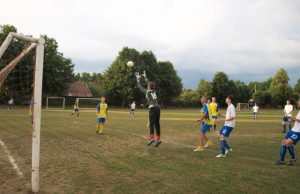 Rokiškio futbolo klubo komanda (šviesi apranga) nedavė ramybės uteniškių vartininkui. L.Dūdaitės nuotr.