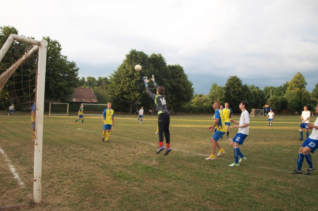 Rokiškio futbolo klubo komanda (šviesi apranga) nedavė ramybės uteniškių vartininkui. L.Dūdaitės nuotr.