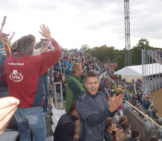 Mūsiškiai sirgaliai sveikina vieni kitus su išlyginamuoju lietuvių įvarčiu.