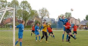 Rungtynių akimirka: varžovų vartus šturmuoja rokiškėnai (šviesesne apranga). L.Dūdaitės nuotr.