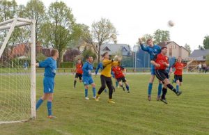 Rokiškėnams futbolininkams sezono pradžia nesėkminga Rungtynių akimirka: varžovų vartus šturmuoja rokiškėnai (šviesesne apranga). L.Dūdaitės nuotr.