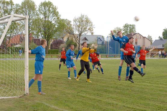 Rungtynių akimirka: varžovų vartus šturmuoja rokiškėnai (šviesesne apranga). L.Dūdaitės nuotr.