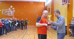 Rajono mero V.Kanopos taurę Utenos apskrities futbolo asociacijos prezidentas A.Krisiūnas (dešinėje) įteikė rokiškėnų komandos kapitonui G.Sirvydžiui. A.Krisiūno nuotr.