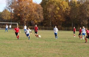 Rokiškio futbolo klubo (balta apranga)  ir Biržų "Širvenos" rungtynių akimirka. L.Dūdaitės nuotr.