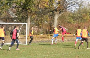 Turnyro akimirka: Rokiškio futbolo klubo jaunimas (su skiriamaisiais marškinėliais) varžėsi su Daugpilio komanda. L.Dūdaitės nuotr.