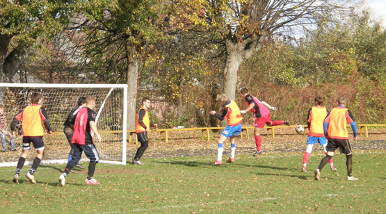 Turnyro akimirka: Rokiškio futbolo klubo jaunimas (su skiriamaisiais marškinėliais) varžėsi su Daugpilio komanda. L.Dūdaitės nuotr.