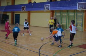 Rungtynių Rokiškis - Užpaliai akimirka. Varžovų (balti skirtukai) gretose žaidė ir mergaitės. L. Dūdaitės nuotr.