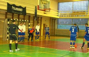 Varžybose Klaipėdoje – abejotini teisėjų sprendimai Baudos smūgis prie rokiškėnų (balta apranga) vartų.