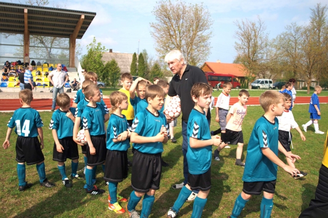 Į aikštelę mažuosius rokiškėnus išlydėjo treneris Edmundas Ščiuplys. L.Dūdaitės nuotr.