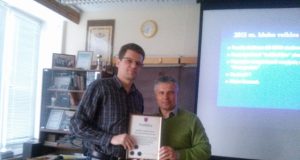 Utenos apskrities futbolo asociacijos prezidentas Dainius Širvys Rokiškio futbolo klubo prezidentui Erikui Gaigalui įteikė specialią padėką. L. Dūdaitės nuotr.