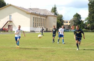 Rokiškio futbolo klubo (šviesi apranga) ir Panevėžio „Atomo“ rungtynių akimirka. L. Dūdaitės nuotr.