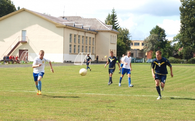 Rokiškio futbolo klubo (šviesi apranga) ir Panevėžio „Atomo“ rungtynių akimirka. L. Dūdaitės nuotr.
