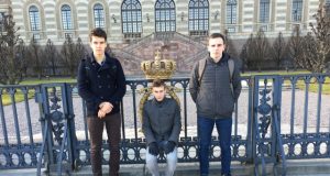 Prie Švedijos karaliaus rezidencijos - (iš kairės) J. Tumo-Vaižganto gimnazijos  moksleivis Eividas Šakalys