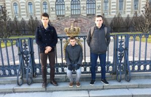 Prie Švedijos karaliaus rezidencijos - (iš kairės) J. Tumo-Vaižganto gimnazijos  moksleivis Eividas Šakalys