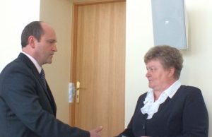 Po priesaikos Vygandas Kastanauskas įteikė Danutei Gabriūnienei tarybos nario pažymėjimą. A. Minkevičienės nuotr.