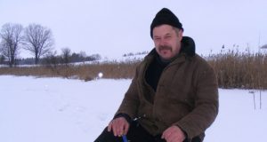 Darbo neturinčiam žvejui Petrui Gabrusevičiui poledinė žūklė padeda “stumti“  laiką. A.Puteikytės nuotr.