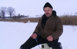 Darbo neturinčiam žvejui Petrui Gabrusevičiui poledinė žūklė padeda “stumti“  laiką. A.Puteikytės nuotr.