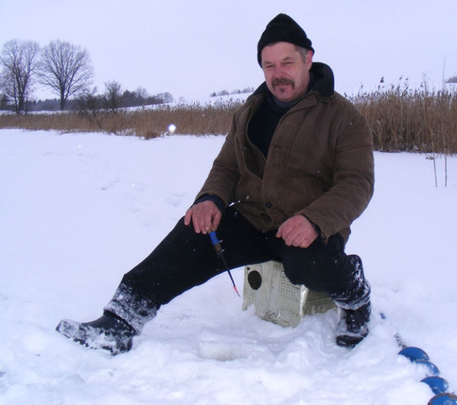 Darbo neturinčiam žvejui Petrui Gabrusevičiui poledinė žūklė padeda “stumti“ laiką. A.Puteikytės nuotr. Darbo neturinčiam žvejui Petrui Gabrusevičiui poledinė žūklė padeda “stumti“ laiką. A.Puteikytės nuotr.