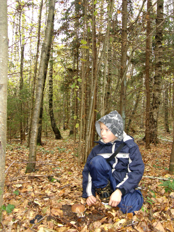 Praėjusį sekmadienį Kukių miške Domantas rado baravyką. A.Minkevičienės nuotr.