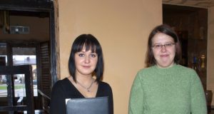 „Sename grafe“ pietavusią europarlamentarę Viliją Blinkevičiūtę aptarnavo Ernesta Gaigalaitė (kairėje) ir Neringa Šablinskaitė. D.Zibolienės nuotr.