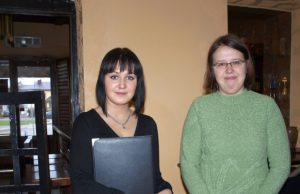 „Sename grafe“ pietavusią europarlamentarę Viliją Blinkevičiūtę aptarnavo Ernesta Gaigalaitė (kairėje) ir Neringa Šablinskaitė. D.Zibolienės nuotr.