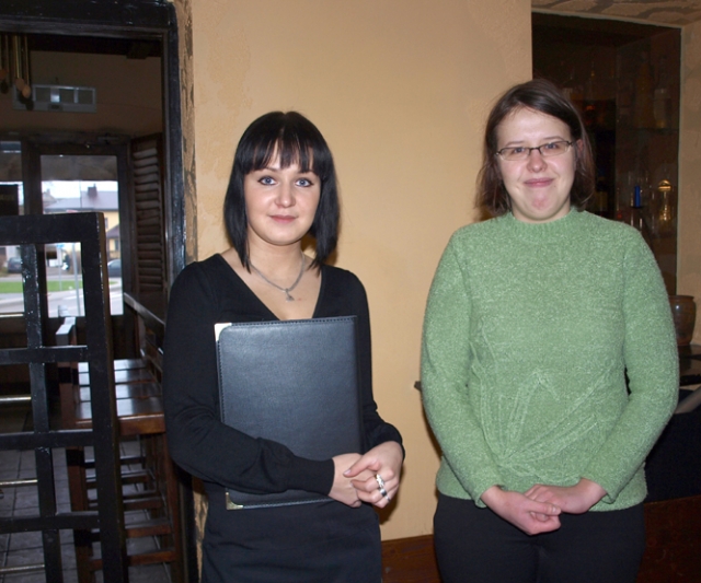 „Sename grafe“ pietavusią europarlamentarę Viliją Blinkevičiūtę aptarnavo Ernesta Gaigalaitė (kairėje) ir Neringa Šablinskaitė. D.Zibolienės nuotr. „Sename grafe“ pietavusią europarlamentarę Viliją Blinkevičiūtę aptarnavo Ernesta Gaigalaitė (kairėje) ir Neringa Šablinskaitė. D.Zibolienės nuotr.