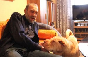 Neišskiriami jau beveik dešimt metų. Raimondas Gailiūnas su ištikimu draugu šarpėjumi Bosu. R. Milaknienės nuotr.