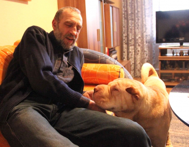 Neišskiriami jau beveik dešimt metų. Raimondas Gailiūnas su ištikimu draugu šarpėjumi Bosu. R. Milaknienės nuotr. Neišskiriami jau beveik dešimt metų. Raimondas Gailiūnas su ištikimu draugu šarpėjumi Bosu. R. Milaknienės nuotr.