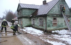 Ugnį galėjo įžiebti numesta nuorūka. N.Byčkovskio nuotr.