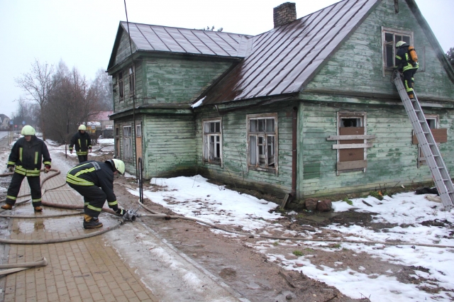 Ugnį galėjo įžiebti numesta nuorūka. N.Byčkovskio nuotr.