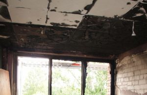 Nuo karščio skilo lango stiklai