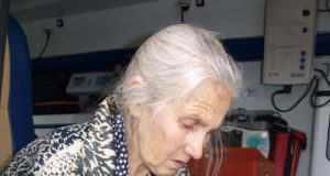 Namo šeimininkė Valerija Šinkūnienė bandė pati užgesinti liepsną