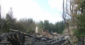 Iš erdvaus dviejų galų namo liko tik didelė krūva nuodėgulių. A.Minkevičienės nuotr.