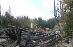 Iš erdvaus dviejų galų namo liko tik didelė krūva nuodėgulių. A.Minkevičienės nuotr.